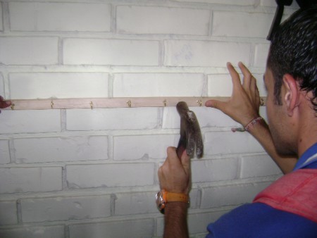 Instala miento de percheros para morrales 